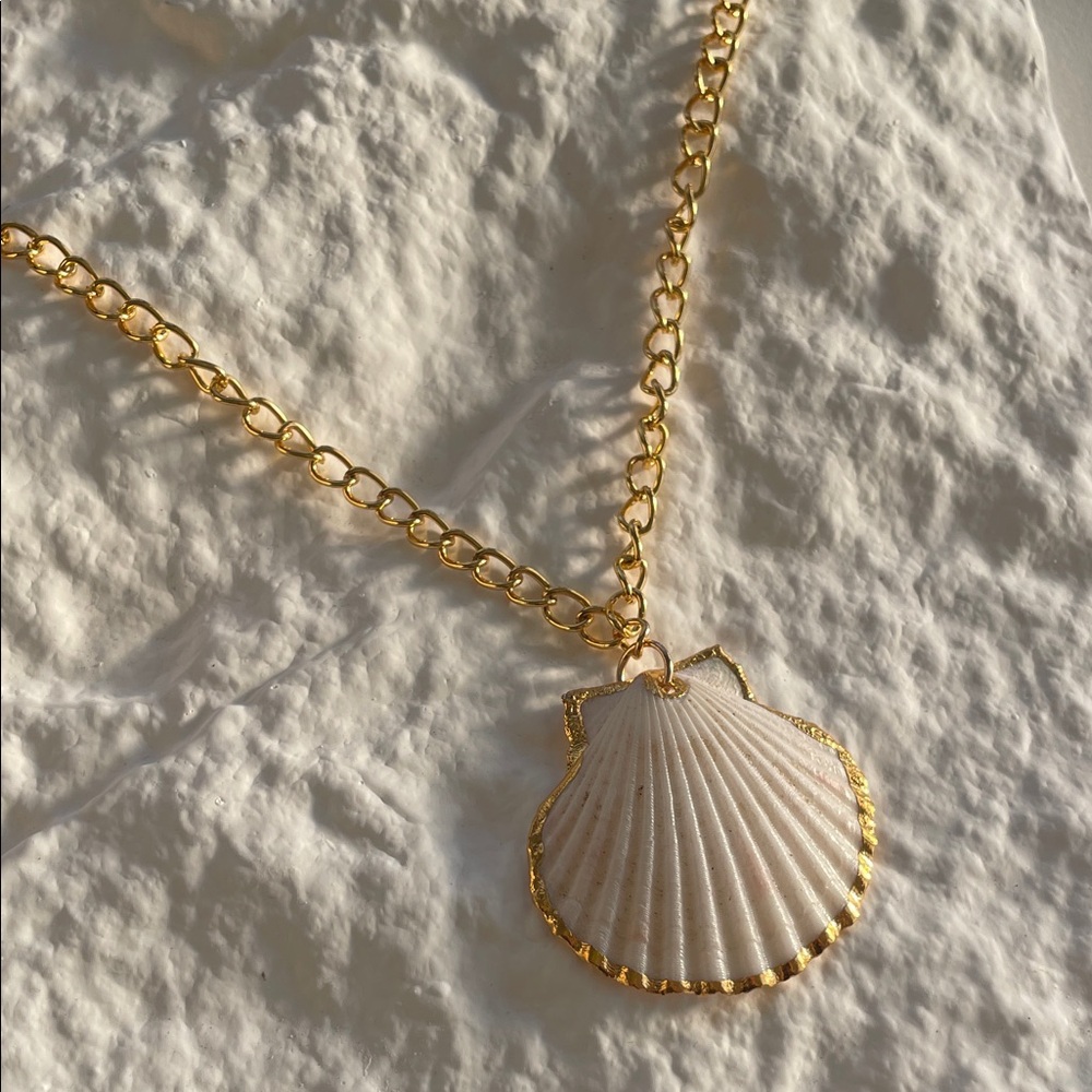 Hawaiian Gold Shell Pendant Necklace